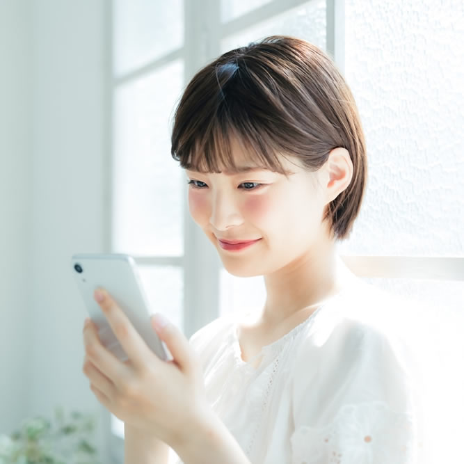 スマフォを見ている女性