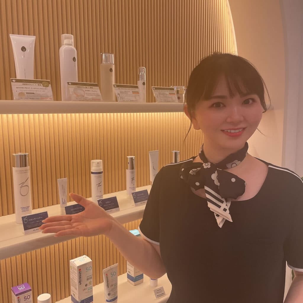 化粧品を紹介しているエリアマネージャーの受付カウンセラー