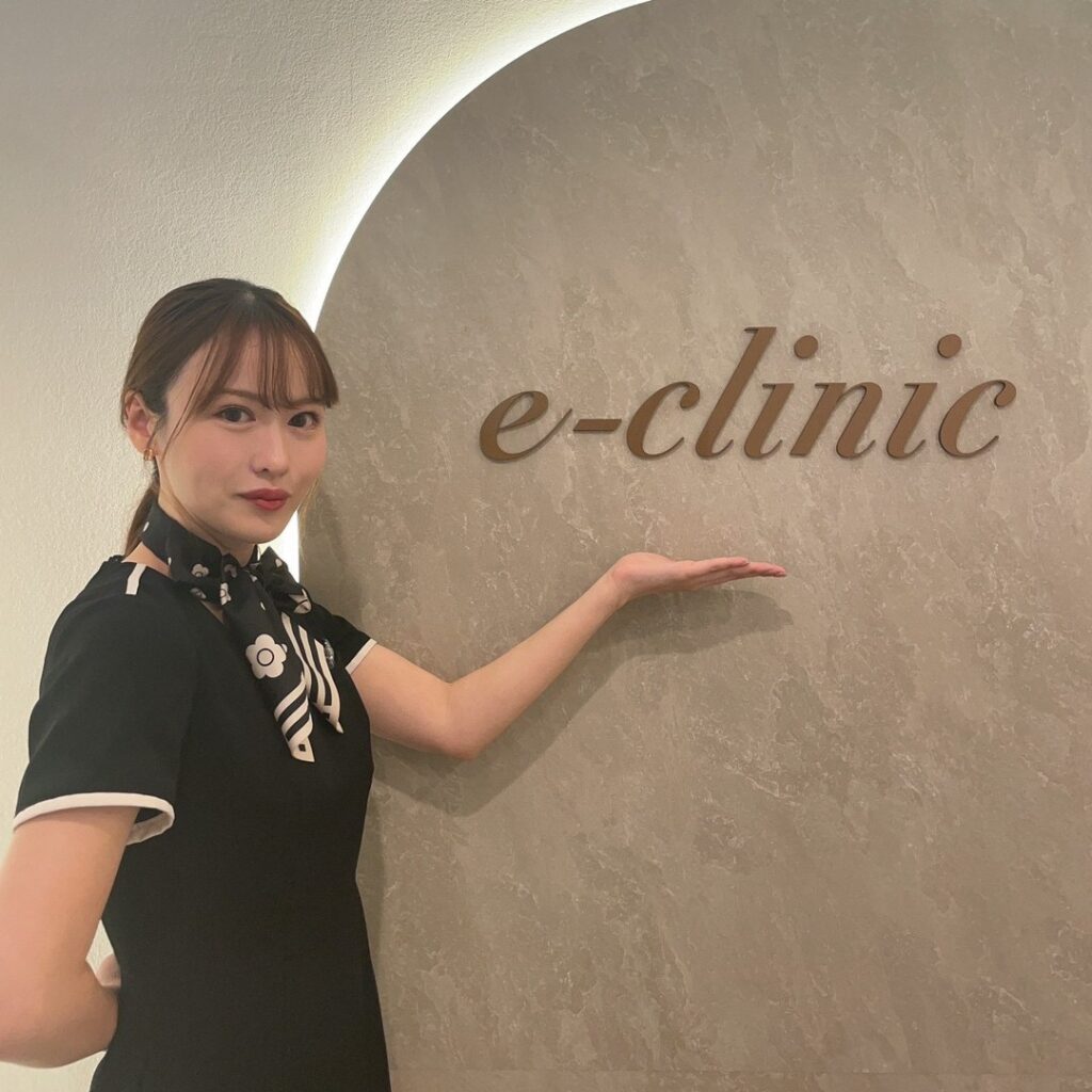 ボーズをしているeクリニックの受付カウンセラー