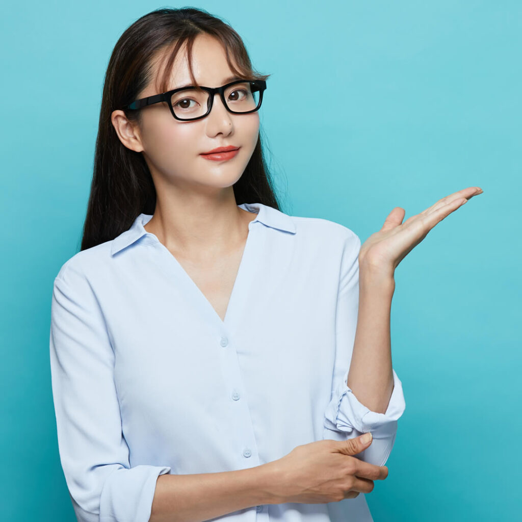 自然癒着法のデメリットについて説明している看護師