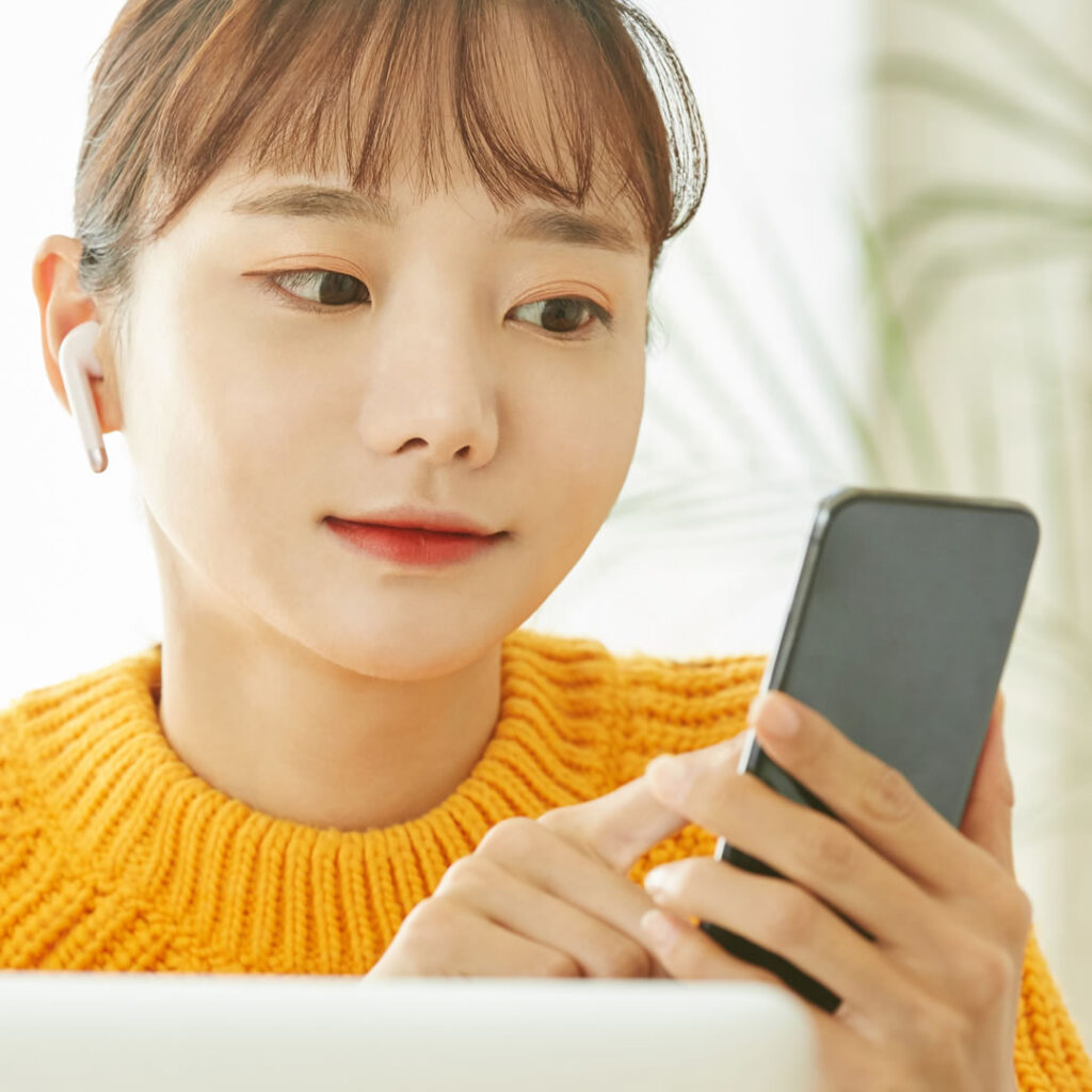 スマホで口コミを確認する女性
