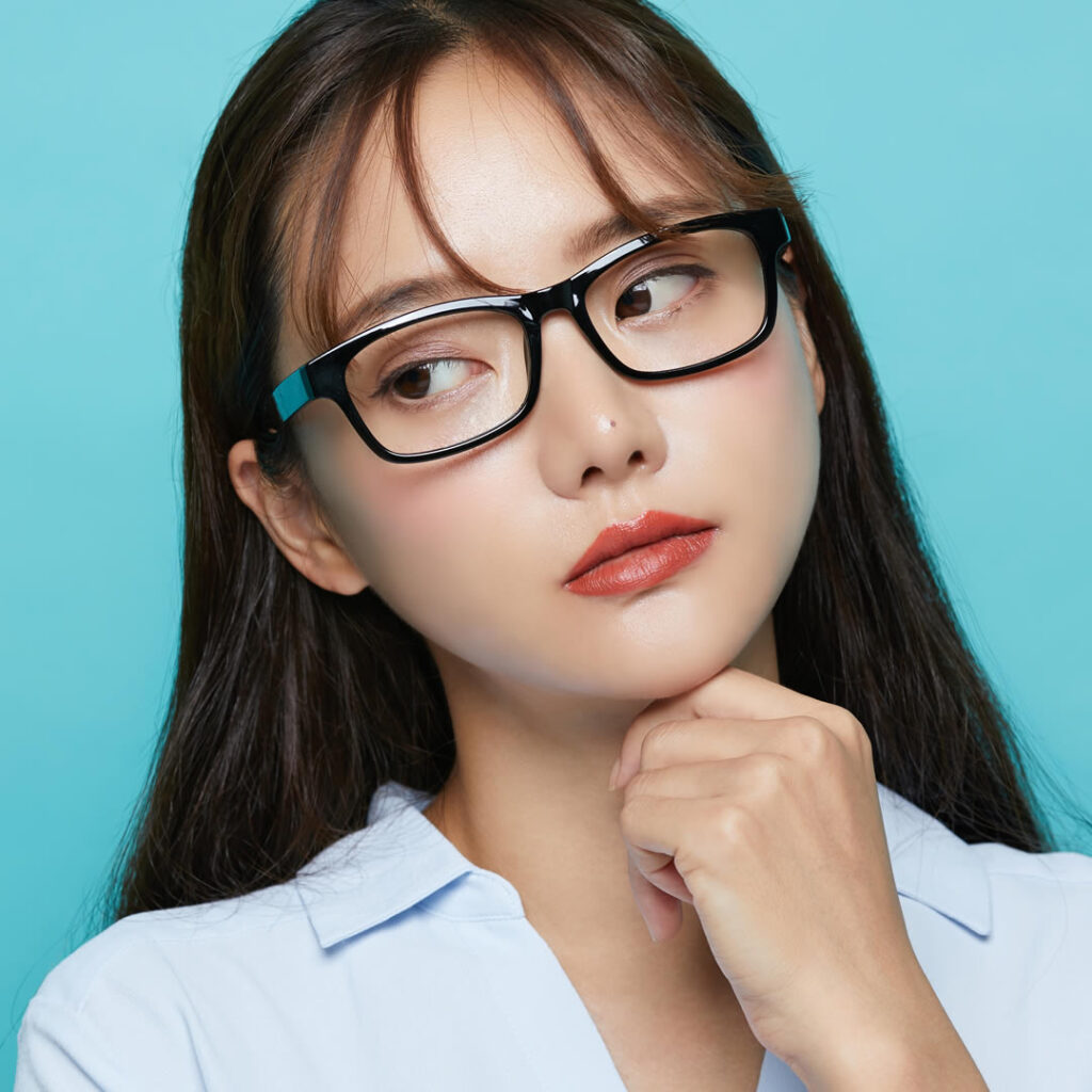 二重整形の注意点を説明している看護師