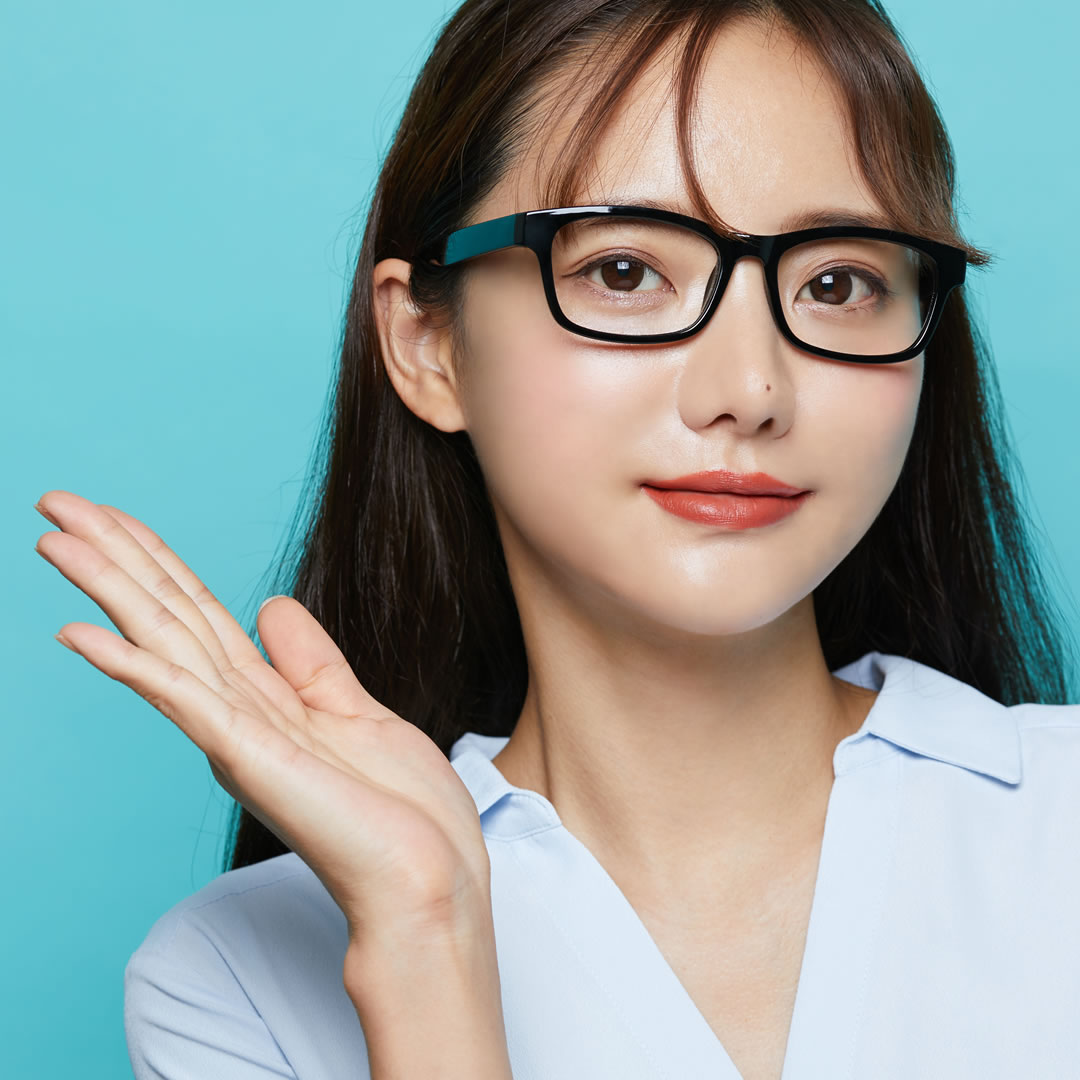 忘れ鼻整形のメリット・デメリットを案内している看護師