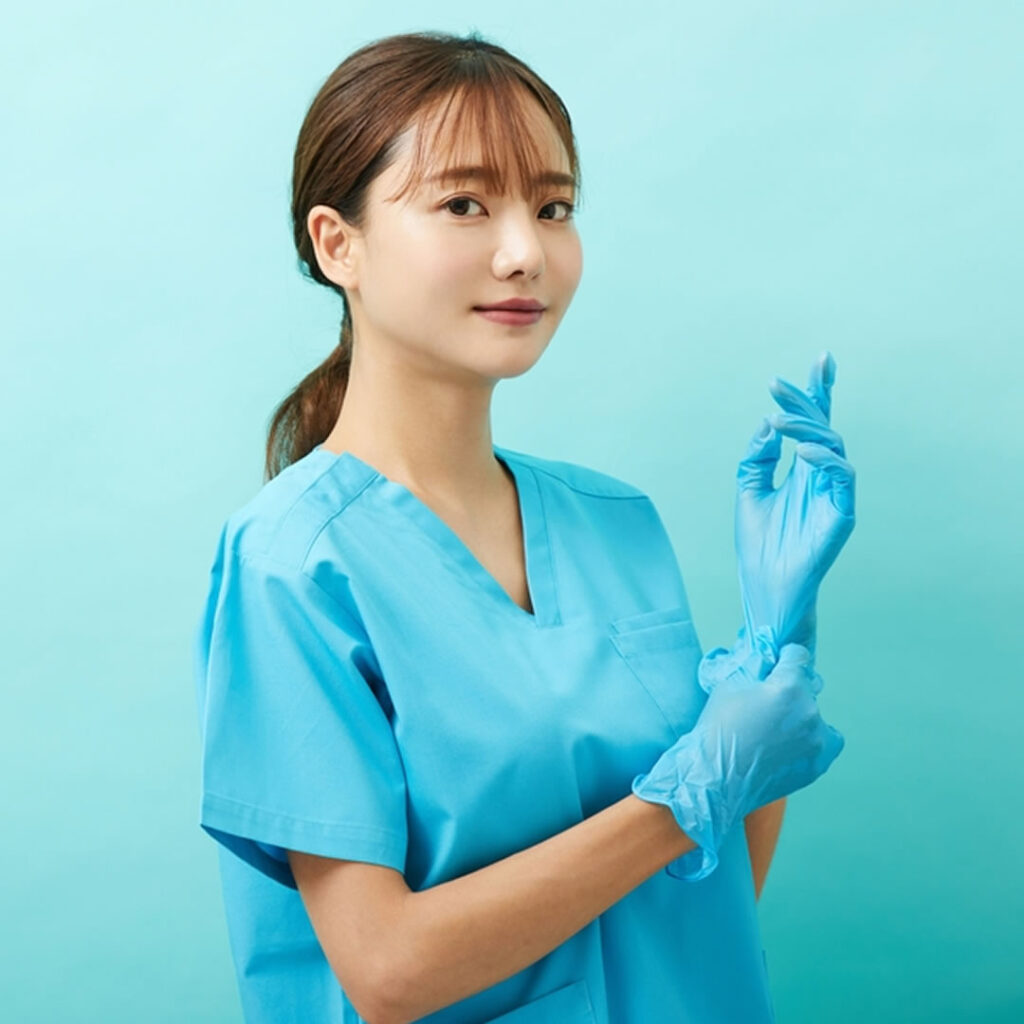 脂肪吸引の失敗例について説明する看護師