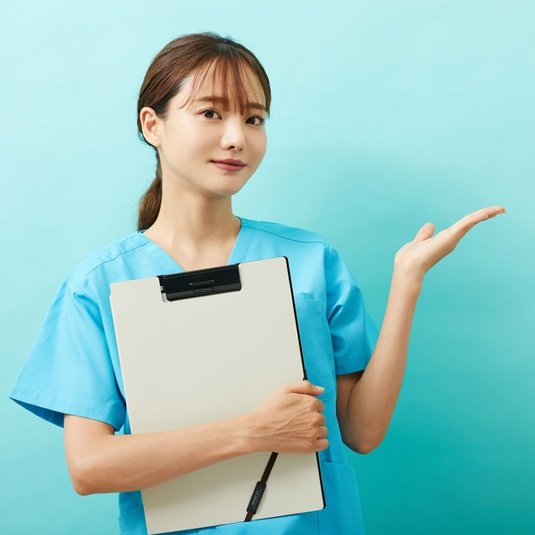 クローズド法による鼻中隔延長の注意点を説明している看護師