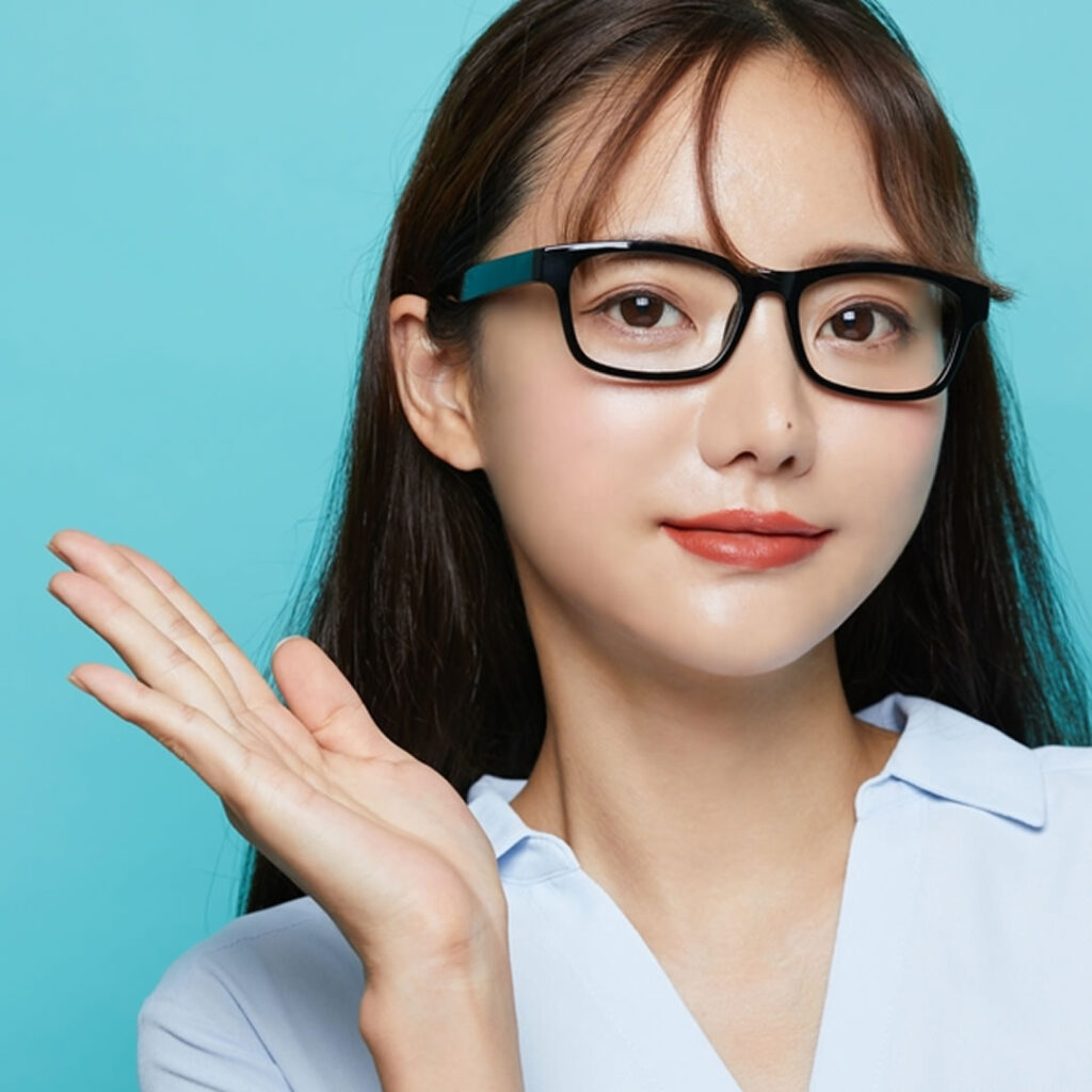 人気の鼻整形について説明する看護師