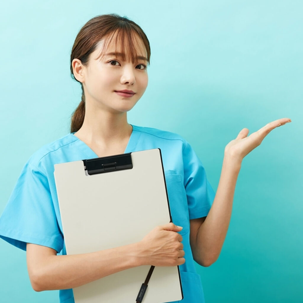裏ハムラの注意事項を説明する看護師