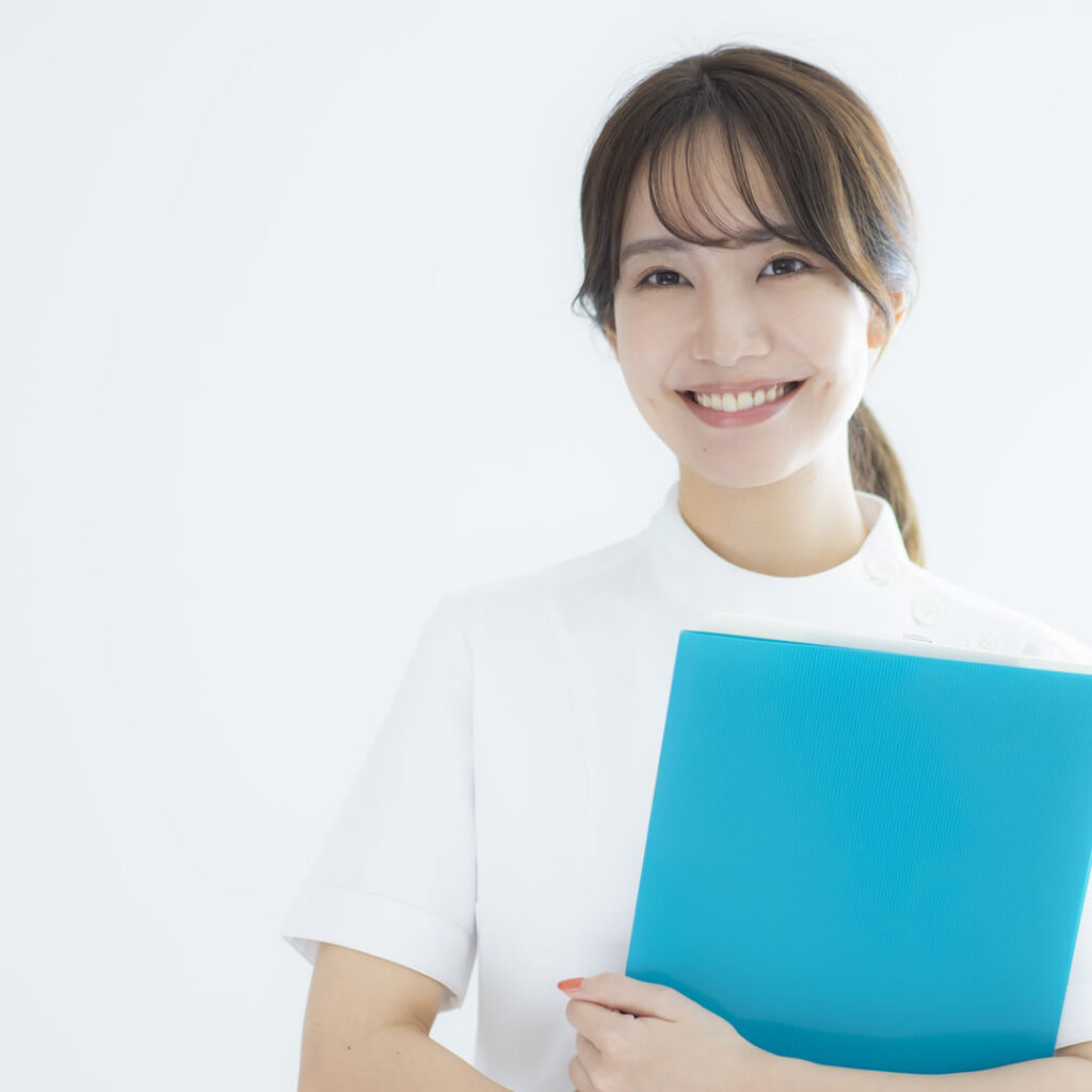 避妊インプラントと低用量ピルの違いを説明している看護師