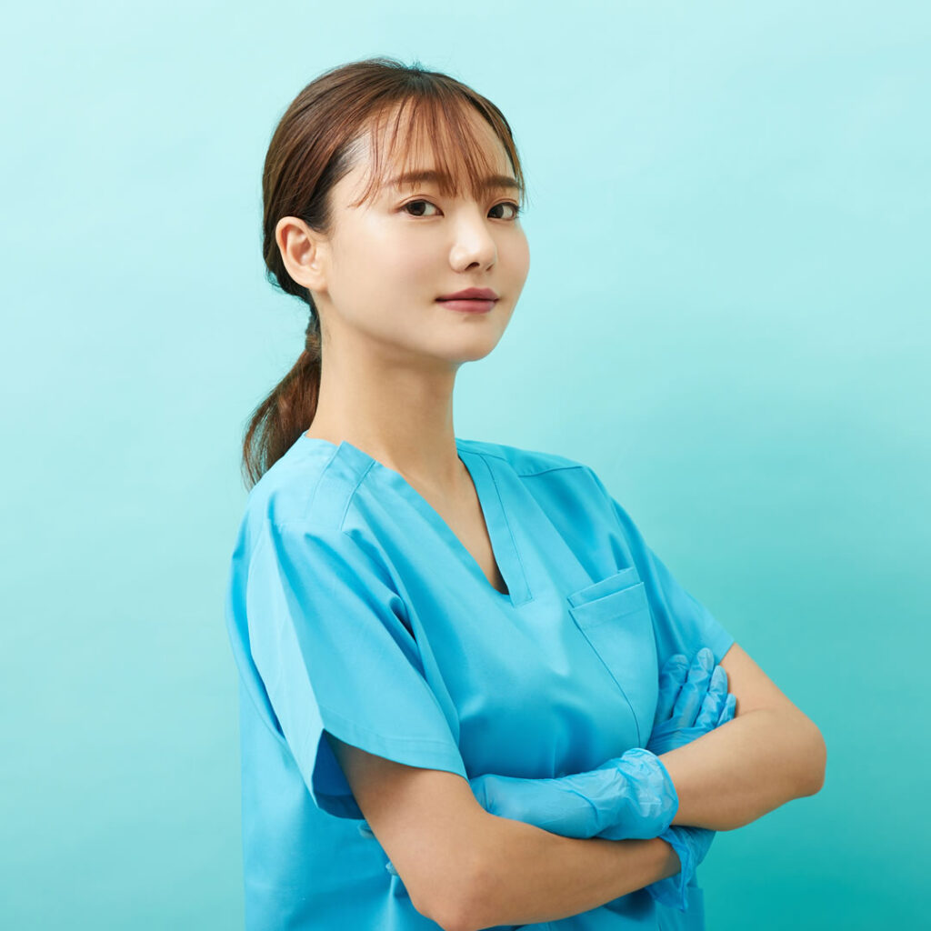知っておきたい小鼻縮小の失敗例を説明している看護師