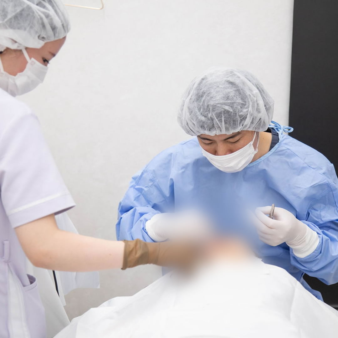 鼻中隔延長の手術をしているところ