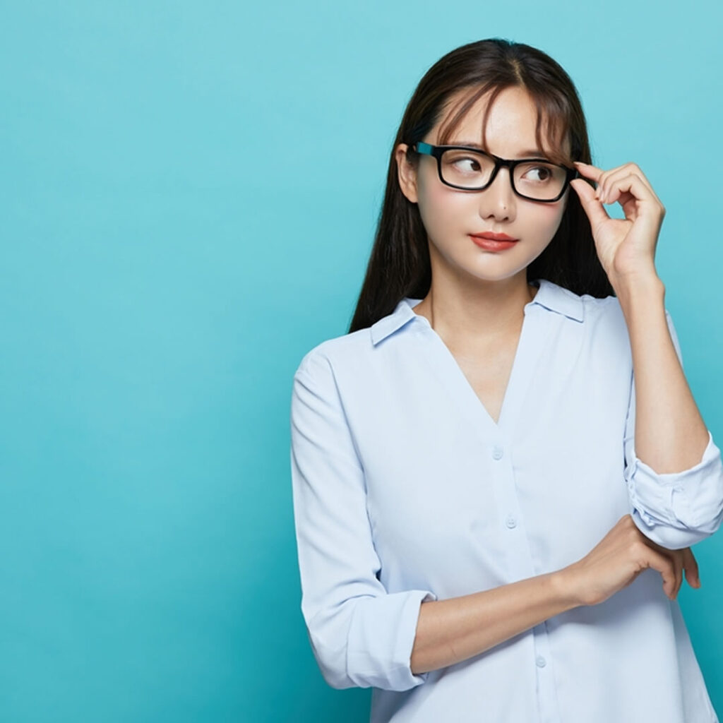 切らない人中短縮の糸はどれくらい持つか説明している看護師