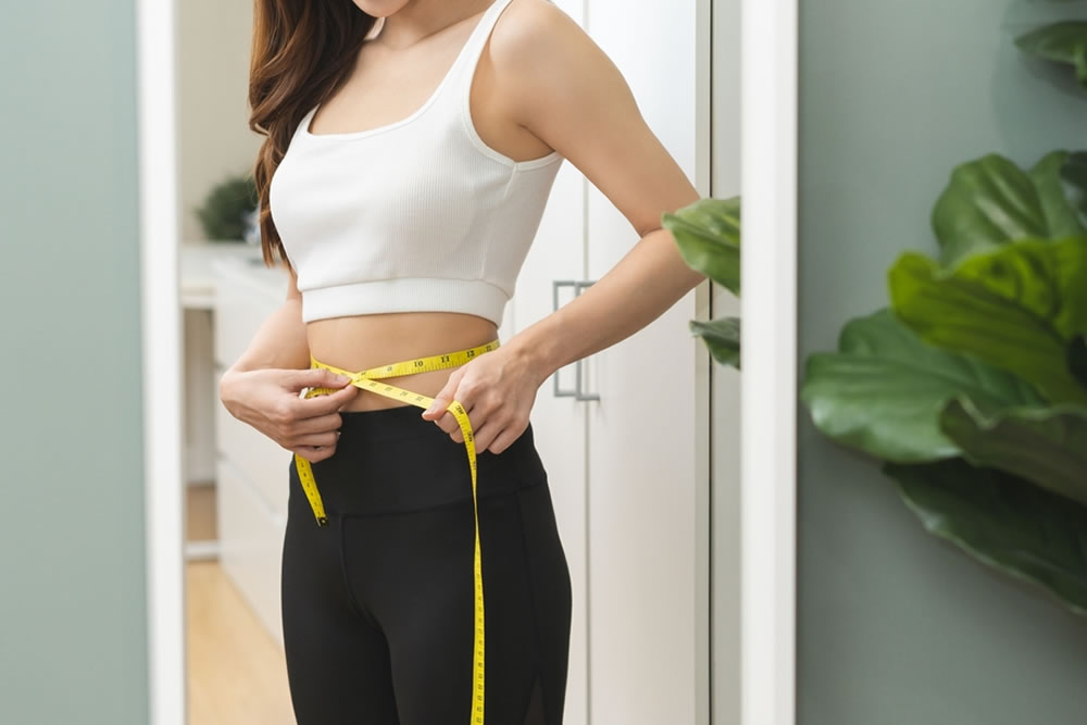 脂肪吸引の値段が安いクリニックを検討している女性のイメージ