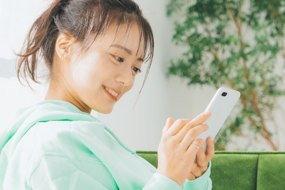 スマフォで日本一予約の取りづらい円戸望医師を検索している女性