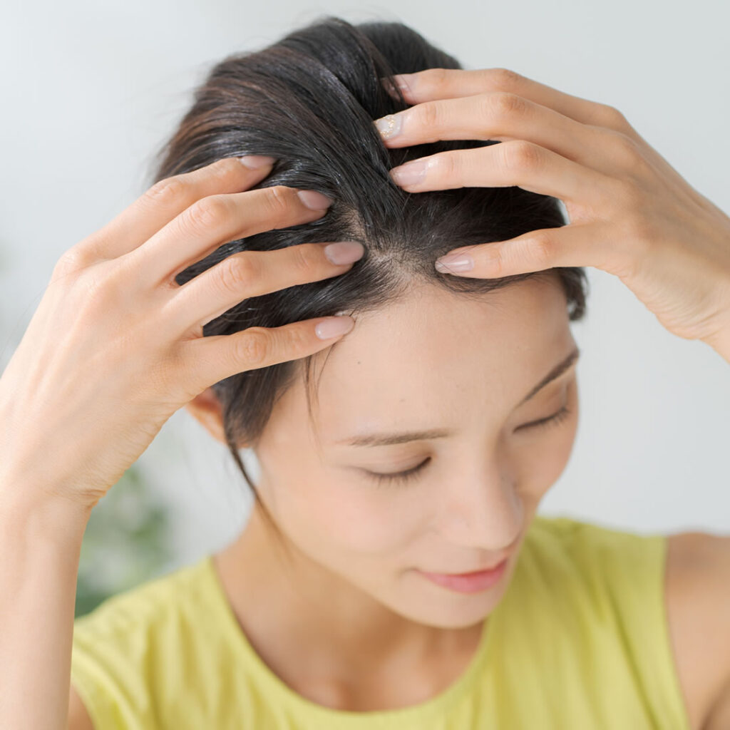 頭皮の臭いが気になっている女性