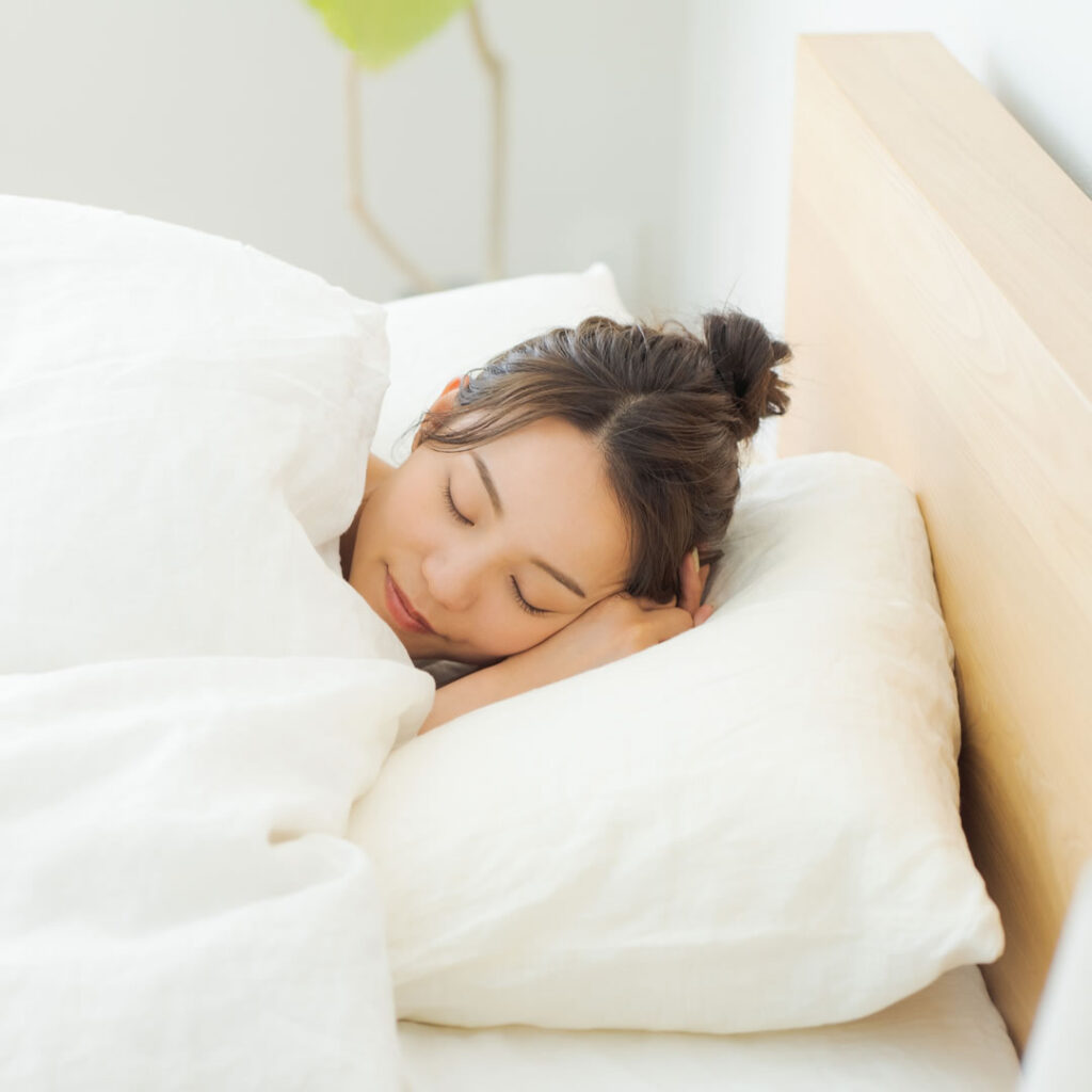 安静にしている女性