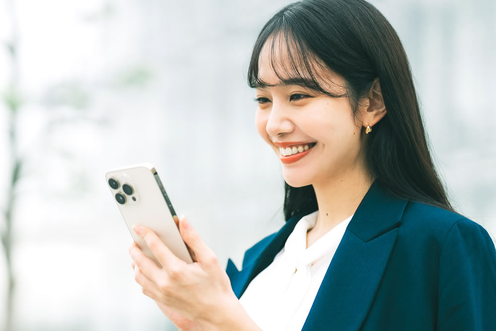 豊胸の口コミランキングを調べている女性