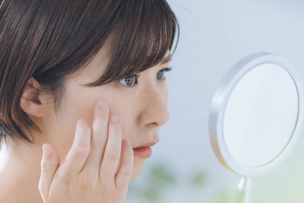 目尻のボトックス注射を受けようと思っている女性のイメージ