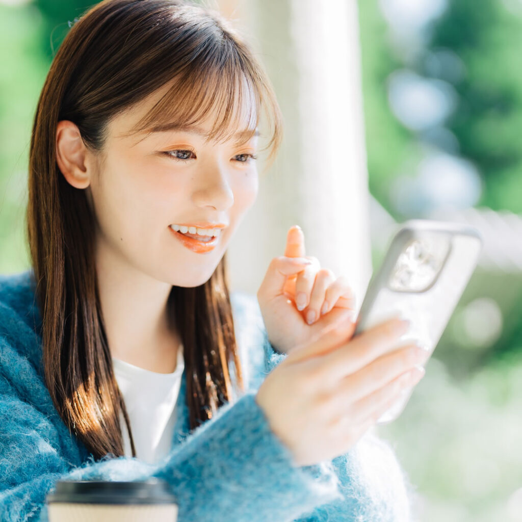 ヒアルロン酸の名医を探している女性