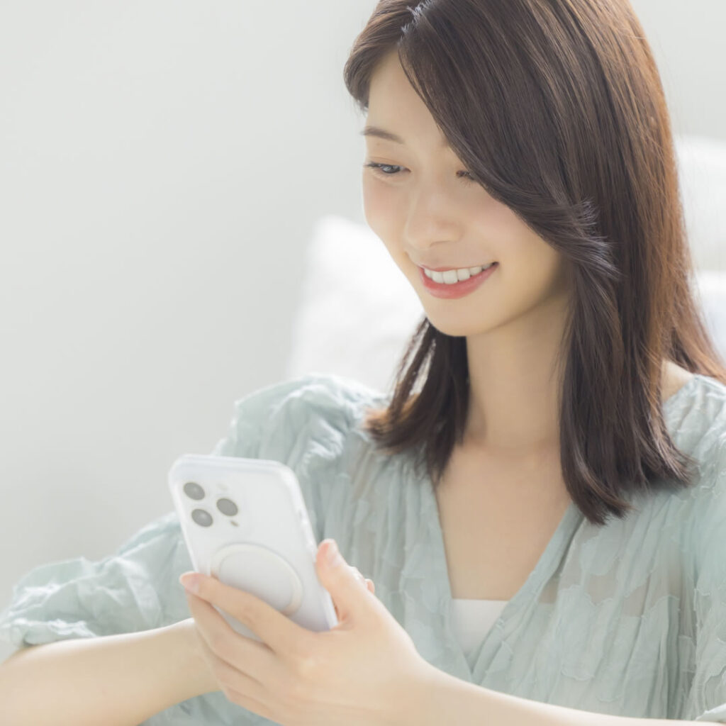 美容外科のキャンペーンを調べている女性