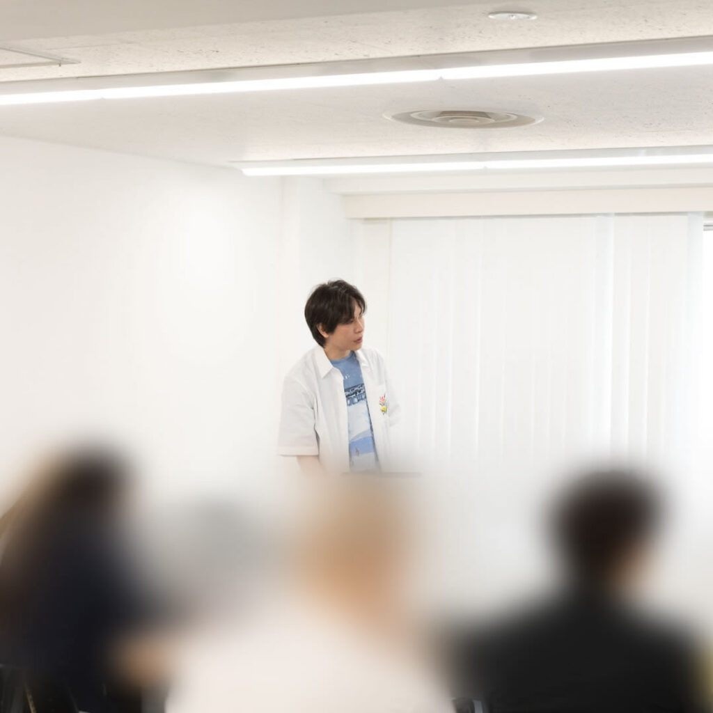 勉強会で美容整形を解説している円戸望医師