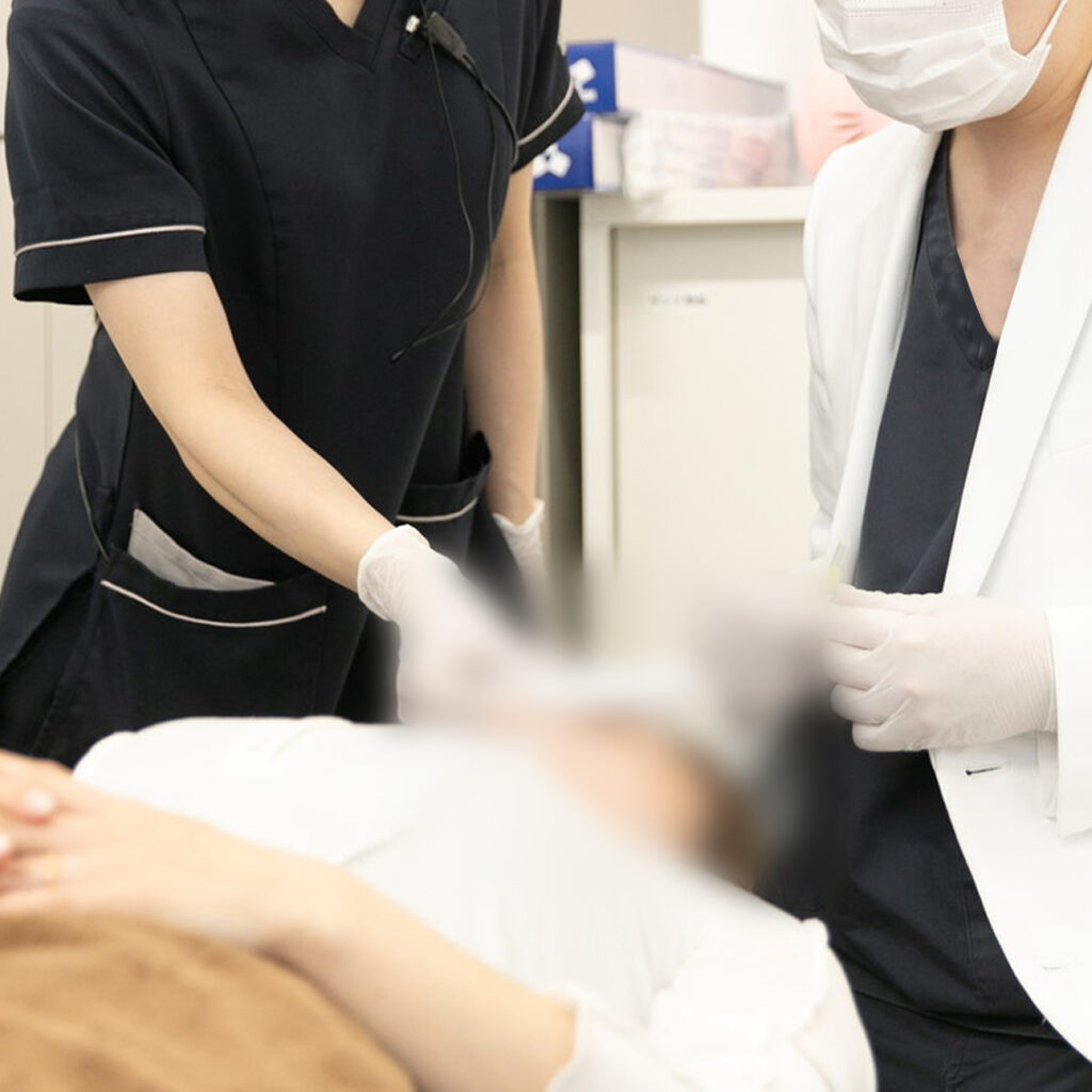 麻酔の準備をしている美容外科医