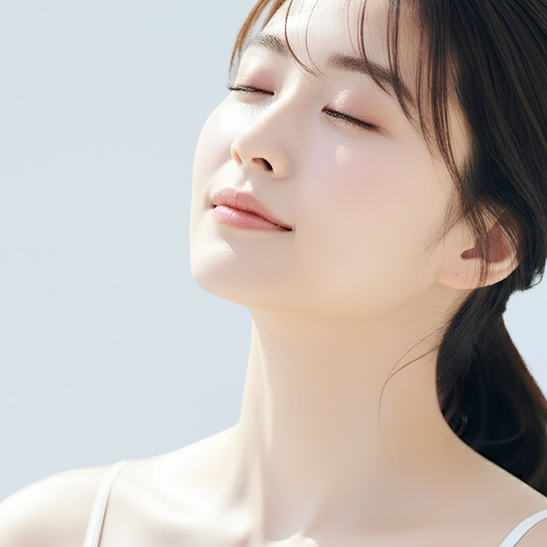 ネックリフトをした女性のイメージ