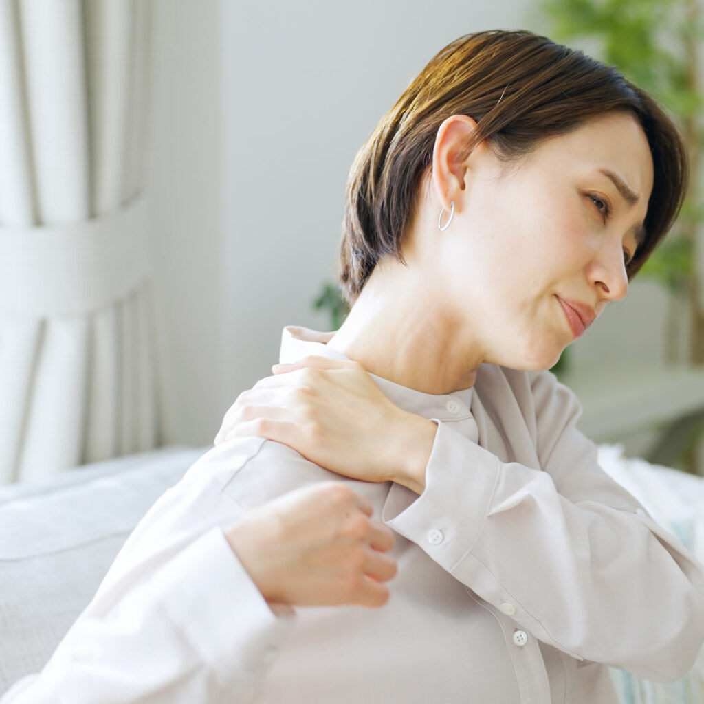 肩が凝っている女性