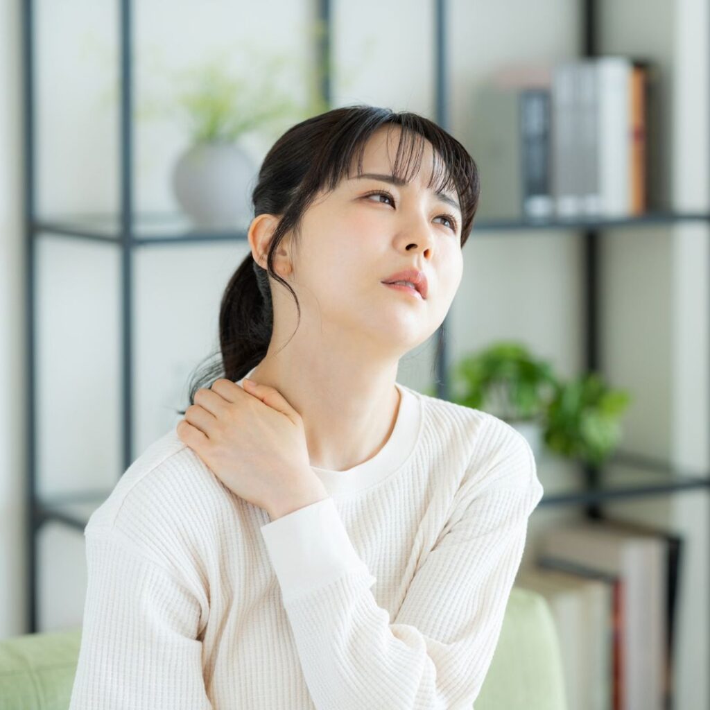 肩こりに悩む女性